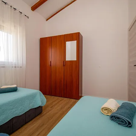 Afrodita In Pula-istrien - By Istrabook Villa *