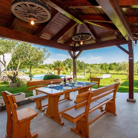 Afrodita In Pula-istrien * بولا