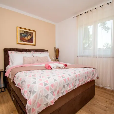 Afrodita In Pula-istrien プーラ