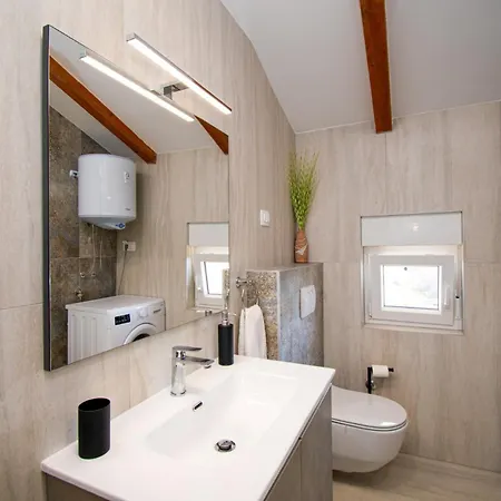 Afrodita In Pula-istrien فيلة بولا