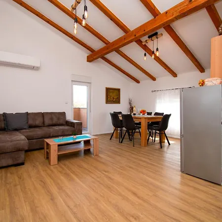 Afrodita In Pula-istrien فيلة بولا